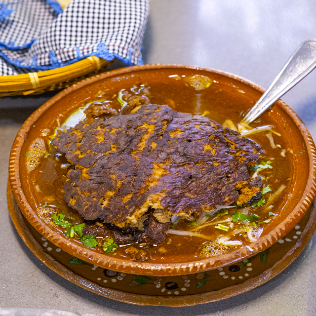 Plato con carne de birria y consomé