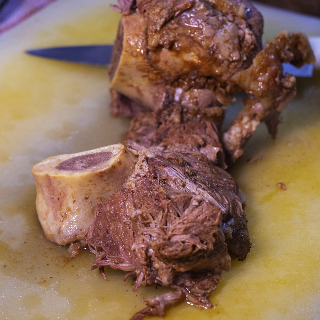 Carne de birria seleccionada en tabla